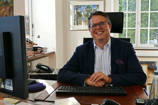 Hat gut lachen: Tobias Benz in seinem Bro im Grenzacher Rathaus  | Foto: Ralf H. Dorweiler