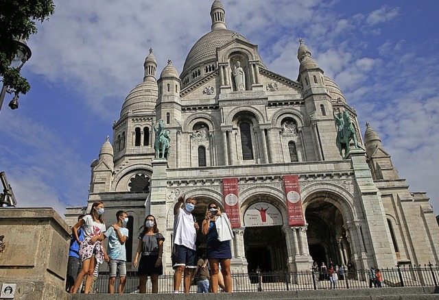 Touristen mit Mundschutz stehen vor der Sacr-Coeur de Montmartre    | Foto: Michel Euler (dpa)