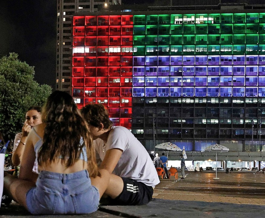 Die Stadthalle in Tel Aviv erleuchtet in den Farben der Emirate.  | Foto: JACK GUEZ (AFP)