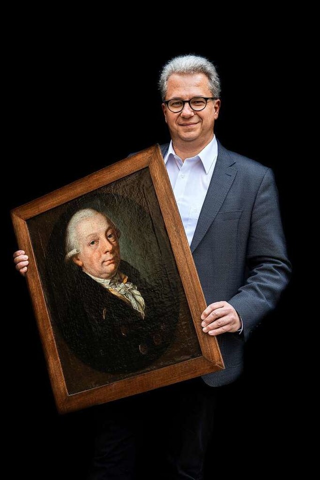 Museumsleiter Jan Merk  mit einem Bild...en Markgrafen Karl Friedrich von Baden  | Foto: JOSS ANDRES