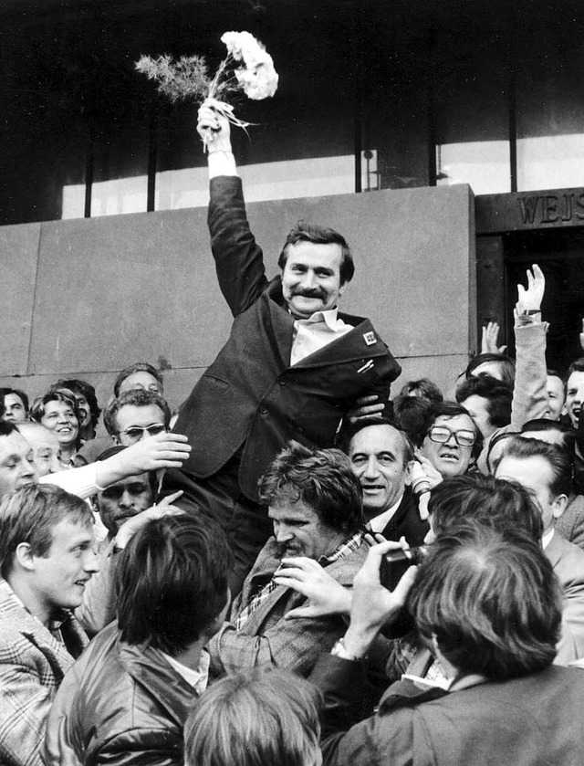 September 1980: Nach der Unterzeichnun...r Regierung wird Lech Walesa gefeiert.  | Foto: imago stock&people via www.imago-images.de