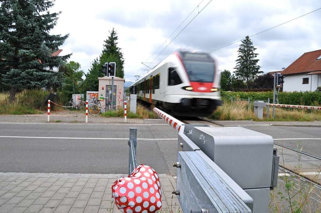 12,1 Sekunden dauert es am Bahnübergan...hranken bis zum Eintreffen der S-Bahn.  | Foto: Nicolai Kapitz