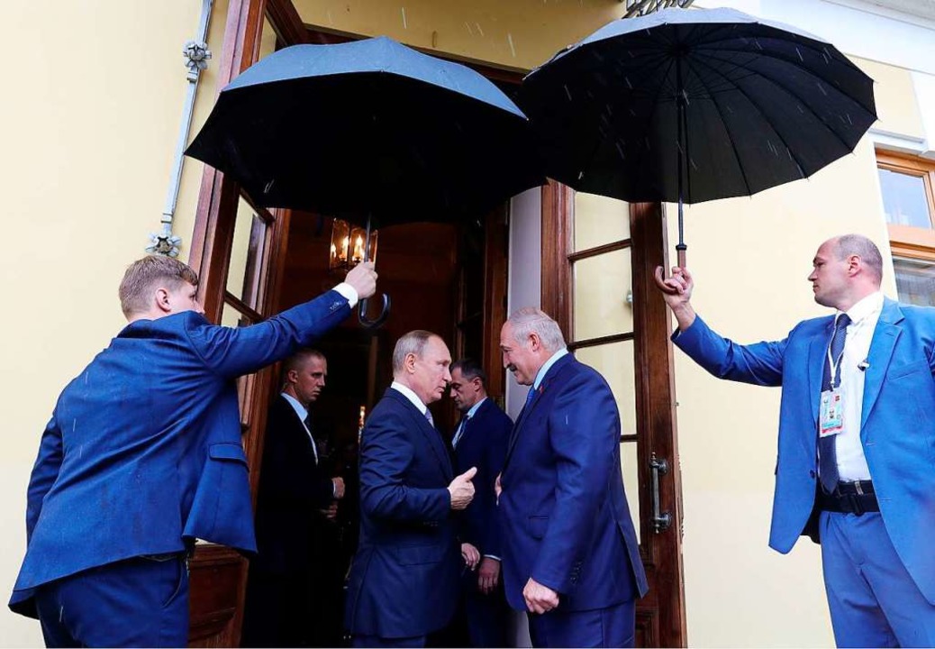 Vladimir Putin im Gespräch mit Alexand...as Bild wurde im Juli 2019 geschossen.  | Foto: MIKHAIL KLIMENTYEV (AFP)