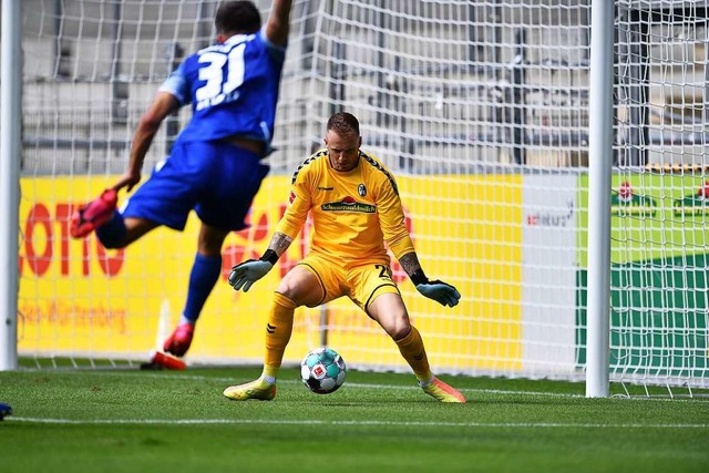 Durch die Beine: SC-Torhter Mark Flek...gen den KSC das zwischenzeitliche 0:1.  | Foto: Achim Keller