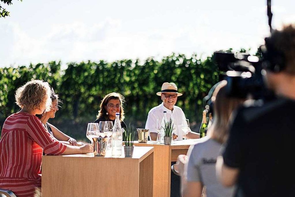Zwölf gute Kaiserstühler Tropfen, fachkundig live vorgestellt und verkostet – und dazu eine Kochshow und Live-Musik: Das war die erste Online-Wein-Fass-Bar der Badischen Zeitung. (Foto: Johannes Meger Photography) Zwölf gute Kaiserstühler Tropfen, fachkundig live vorgestellt und verkostet – und dazu eine Kochshow und Live-Musik: Das war die erste Online-Wein-Fass-Bar der Badischen Zeitung. (Foto: Johannes Meger Photography)