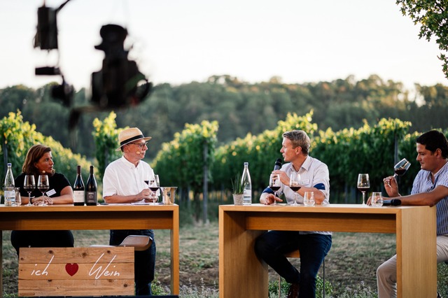 BZ-Redakteur Gerold Zink (links) im Ge...h mit Jungwinzern aus dem Kaiserstuhl.  | Foto: Johannes Meger Photography