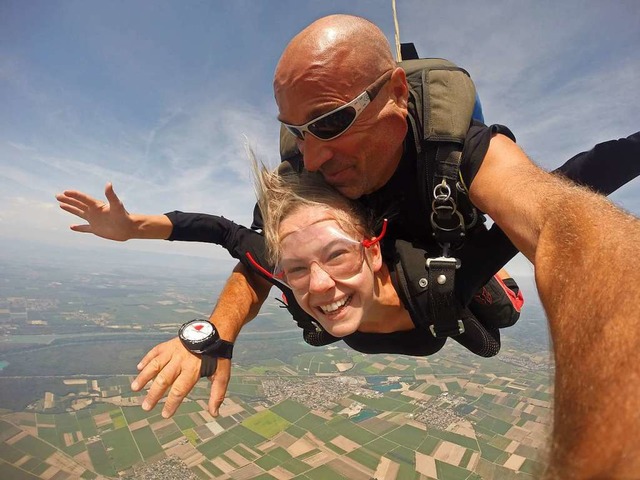 Fallschirmspringen Lily Loessel mit Ro...er mit der Kamera in der Luft gemacht.  | Foto: Air Adventures GmbH