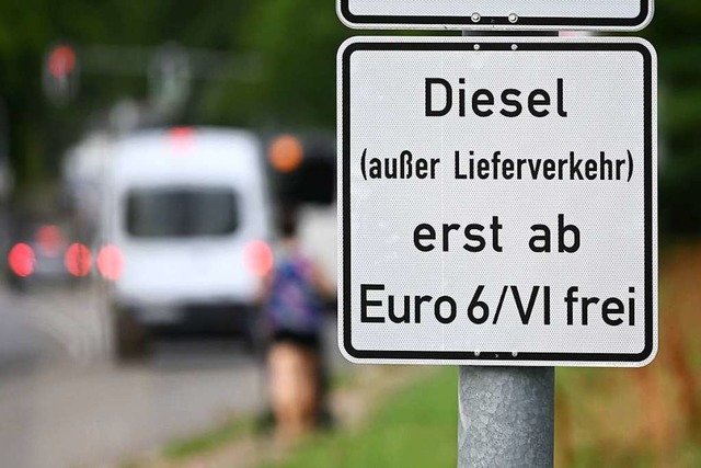 Ein Schild in Stuttgart, das auf ein F... Euronorm 5/V und schlechter hinweist.  | Foto: Marijan Murat (dpa)