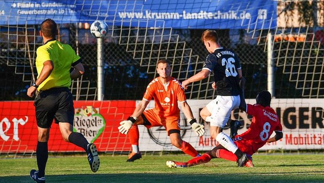 Stephan Stbbe (schwarzes Trikot), hie...tige 3:2-Fhrung fr den FC Teningen.   | Foto: Achim Keller
