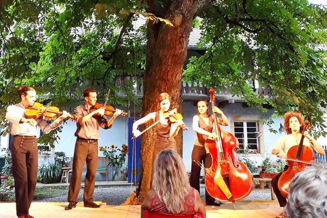 Das Quintett Bumbac unter der Kastanie im Theater im Hof  | Foto: Hannes Lauber