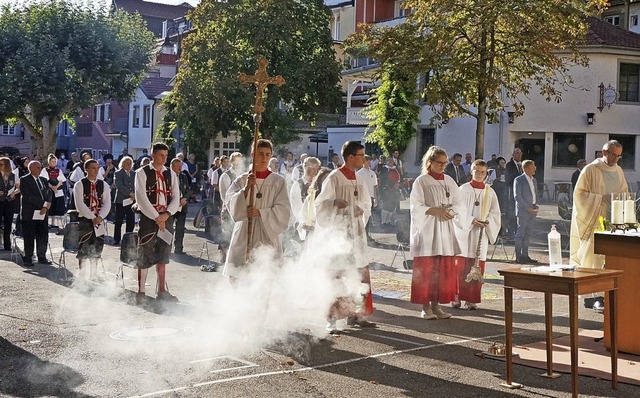 Pfarrer Ulrich Sickinger zelebriert de...eien auf dem Johannisplatz stattfand.   | Foto:  