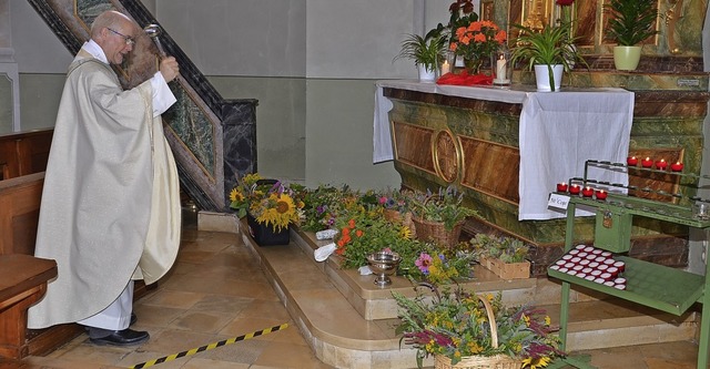 Kruterbschelweihe am Sonntagmorgen in der Jechtinger Pfarrkirche  | Foto: Roland Vitt