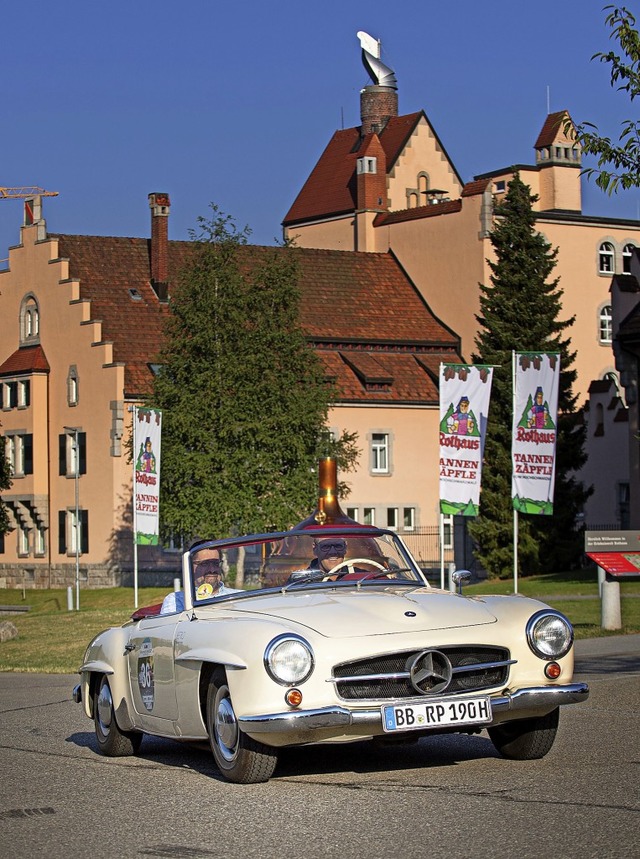 Vor der Brauerei geht ein Mercedes Benz 190 SL auf die Strecke.  | Foto: Wolfgang Scheu