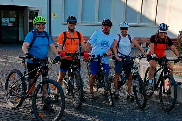 Die 100-Kilometer-Radler mit Martin Gppert (rechts) beim Start in Hofweier  | Foto: Verein
