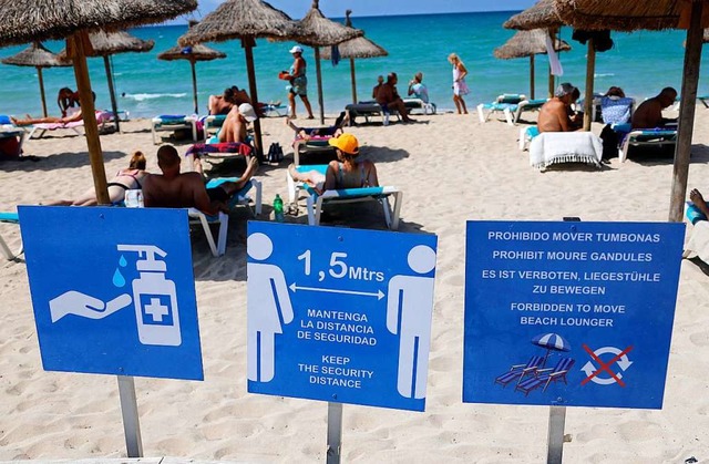 Jetzt im Corona-Risikogebiet: Menschen an einem Strand auf Mallorca  | Foto: Clara Margais (dpa)