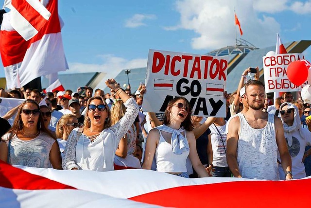 Teilnehmer einer Demonstration der Opp... Wiederwahl von Prsident Lukaschenko.  | Foto: Sergei Grits (dpa)