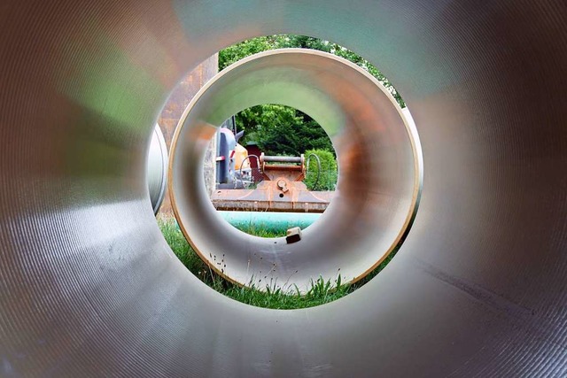Blick in die sogenannten GFK-Rohre, di...iedlichen Durchmessern verlegt werden.  | Foto: Verena Pichler