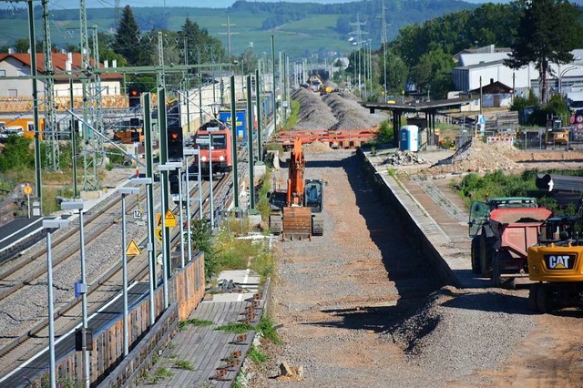 Bei Haltingen verluft die Rheintalbah...ernt,  der  Bahnhof abgerissen worden.  | Foto: Hannes Lauber