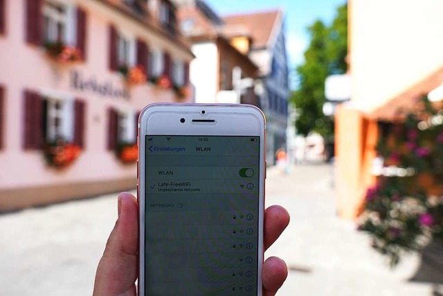 Mit wenigen Handgriffen kommen Nutzeri...und Nutzer in das gratis WLAN in Lahr.  | Foto: Stadt Lahr