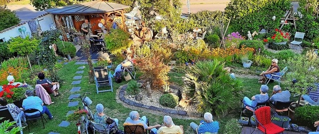 Im idyllischen Garten in Kndringen un... Dua Romanticas ein Picknick-Konzert.   | Foto: Aribert Rssel