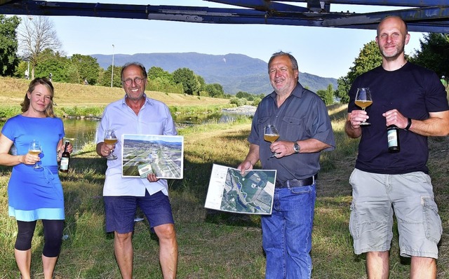 Elzgold heit das  von dem Emmendinger...(IG Elz) und Patrick Bauer (Brauteam).  | Foto: Dieter Erggelet