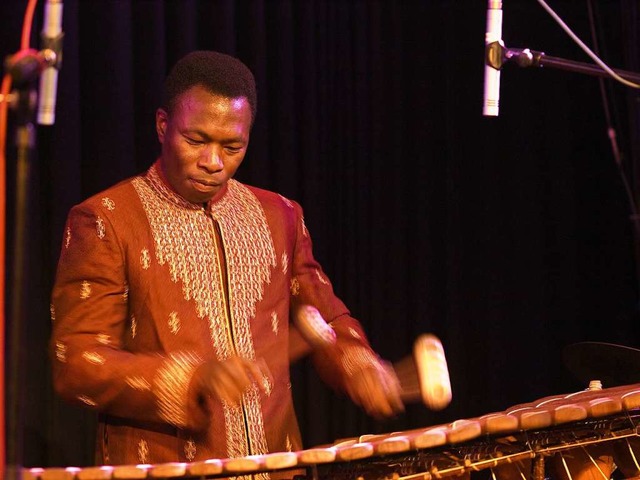 Der Balafonist Aly Keta   tritt am Di...lser in der Dorfkirche in Riehen auf.  | Foto: Offbeat concerts