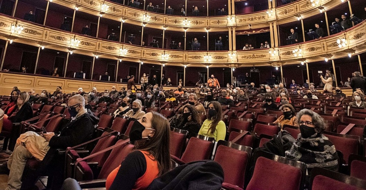 Mit Maske &#8211; und ohne Besucherbeschränkung bald wieder ins Theater?  | Foto: Matilde Campodonico (dpa)