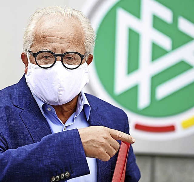 Fritz Keller mit Maske vor der DFB-Zentrale  | Foto: Arne Dedert (dpa)