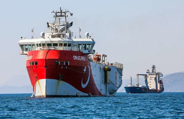 Das trkische Forschungsschiff &#8222;... vor der Kste Antalyas im Mittelmeer.  | Foto: Ibrahim Laleli (dpa)