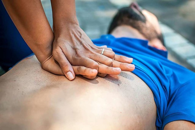 Bei der  Herzdruckmassage geht es um s... &#8211;100 bis 120 mal in der Minute.  | Foto: ILARIA PANNETTA