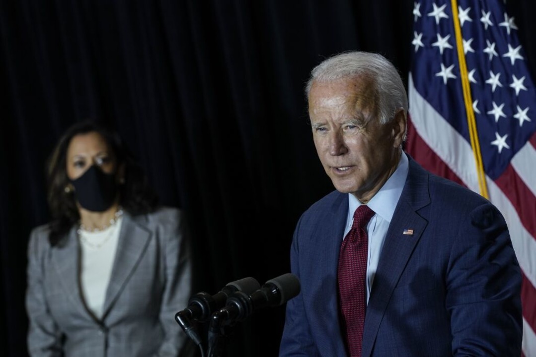 Biden (rechts) und seine Vize-Kandidatin Harris.  | Foto: Drew Angerer (AFP)