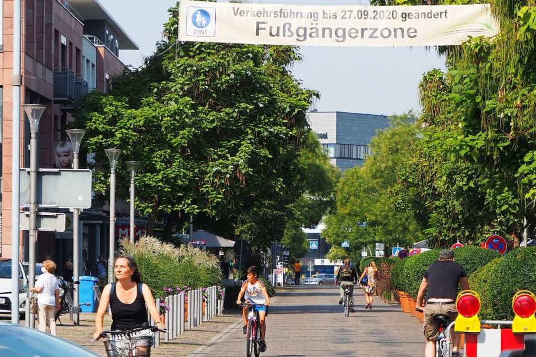 Autos müssen draußen bleiben: Die Fußgängerzone auf Probe spaltet die Gemüter.  | Foto: Herbert Frey
