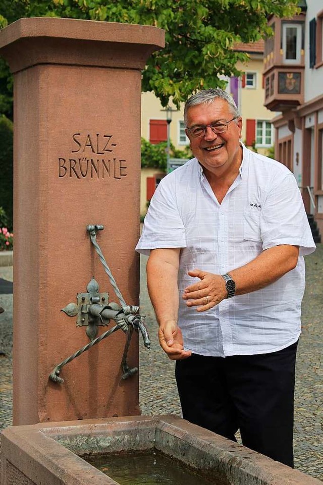 Hartwig Buhardt am Salzbrnnle unweit des Malterdinger Rathauses.  | Foto: Annika Sindlinger