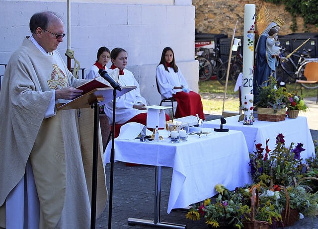 Pfarrer Klaus Fehrenbach weiht zu Ehre...chel beim Gottesdienst in Hecklingen.   | Foto: Werner Schnabl