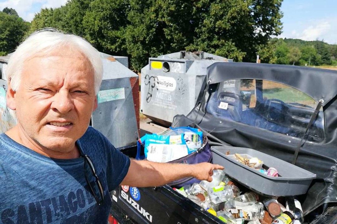 Dieter Fleig räumt regelmäßig illegal entsorgten Müll weg.  | Foto: Dieter Fleig