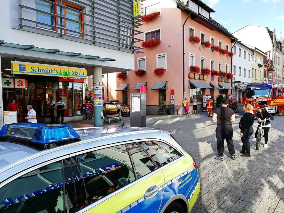 Polizei und Feuerwehr parken vor dem S...Markt in der Bad Säckinger Innenstadt.  | Foto: Michael Krug