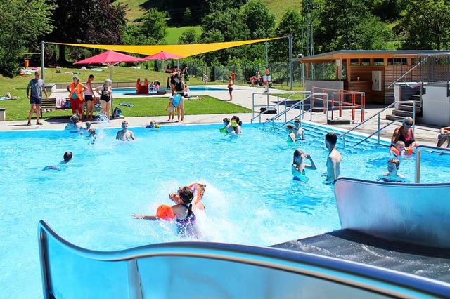 In diesem Jahr ist die Freibad-Saison ...tglieder des Frdervereins im Einsatz.  | Foto: Manuel Hunn