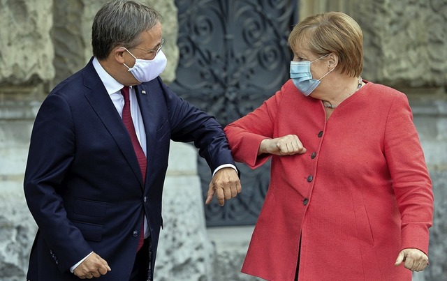 Zeitgeme Begrung zwischen Armin Laschet und Angela Merkel   | Foto: FEDERICO GAMBARINI (AFP)