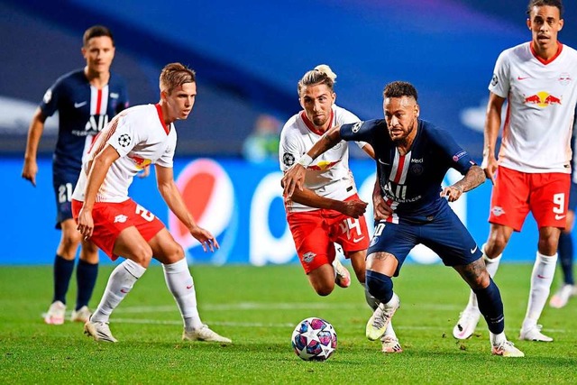 Exemplarische Szene: PSG-Star Neymar (...Poulsen (von links) nicht zu stoppen.   | Foto: DAVID RAMOS (AFP)