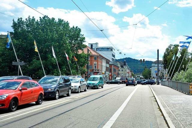 Radweg-Bau an der Kaiserbrücke in Freiburg führt zu Fahrbahnsperrung