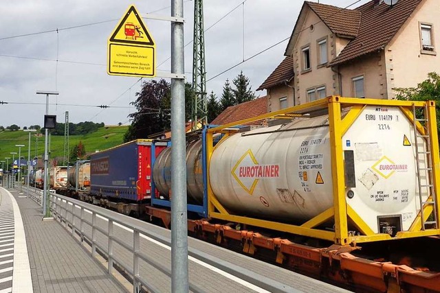 Ein in Efringen-Kirchen abgestellter Gefahrgutzug.  | Foto: Friedrich Lehr