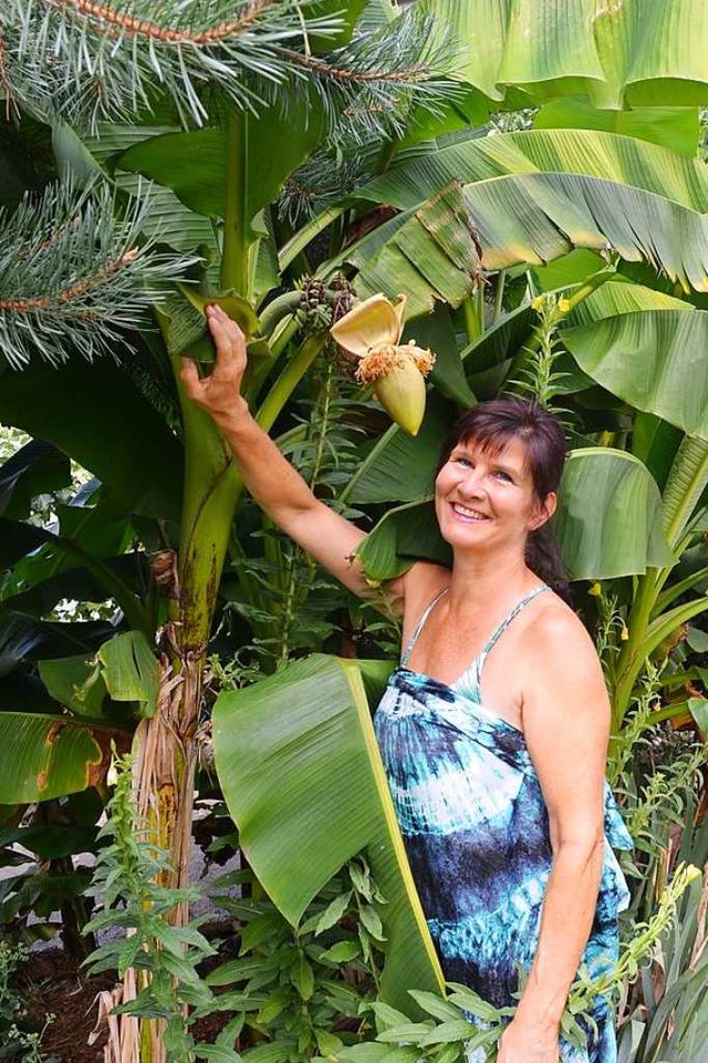 Astrid Fischer in ihrem Vorgarten &#82...ast wie in einer tropischen Plantage.   | Foto: Nikolaus Bayer