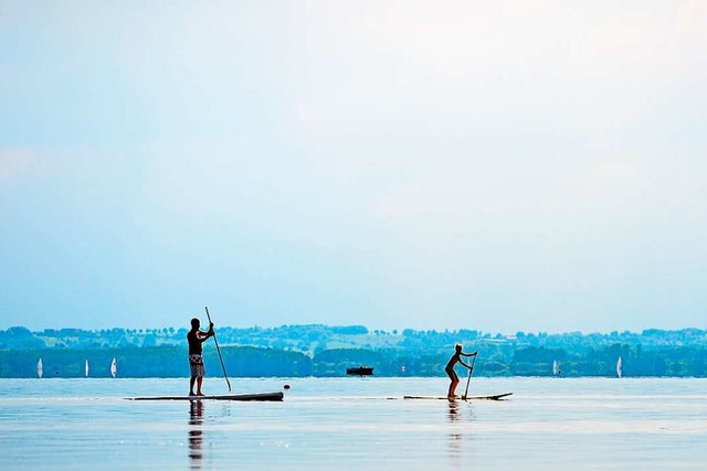 Auch in der Region ben sich viele in Stand-Up-Paddling (Symbolbild).  | Foto: Peter Steffen (dpa)