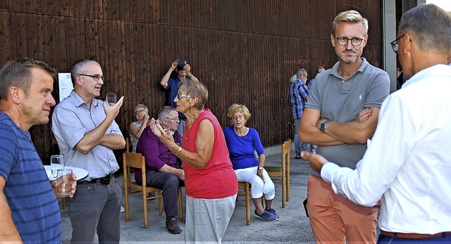 Oberbrgermeister  Markus Ibert (rechts) im Gesprch mit Hugsweierer Brgern   | Foto: Wolfgang Beck