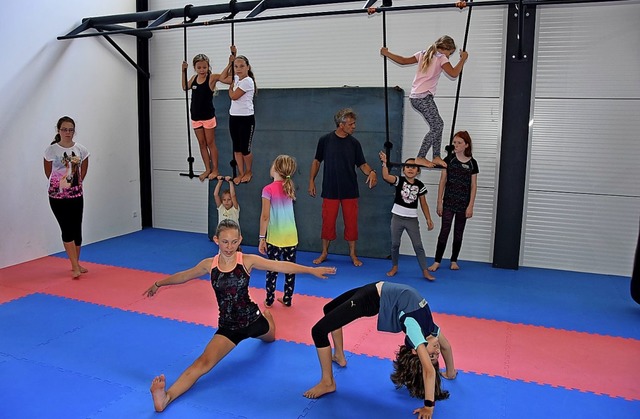 Beim Zirkusprojekt des Sommerferienpro...en die Kinder Akrobatik und Zauberei.   | Foto: Heinz und Monika Vollmar