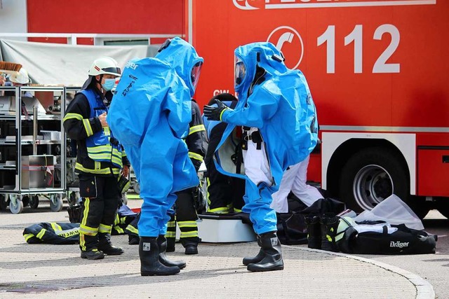 Unter Vollkrper-  und Atemschutz muss...sgelaufene Flssigkeit neutralisieren.  | Foto: Martin Klabund