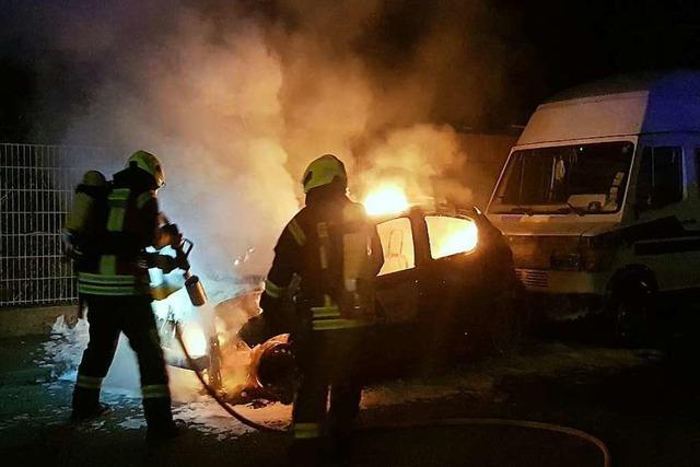In Riegel brannte ein Kleinwagen