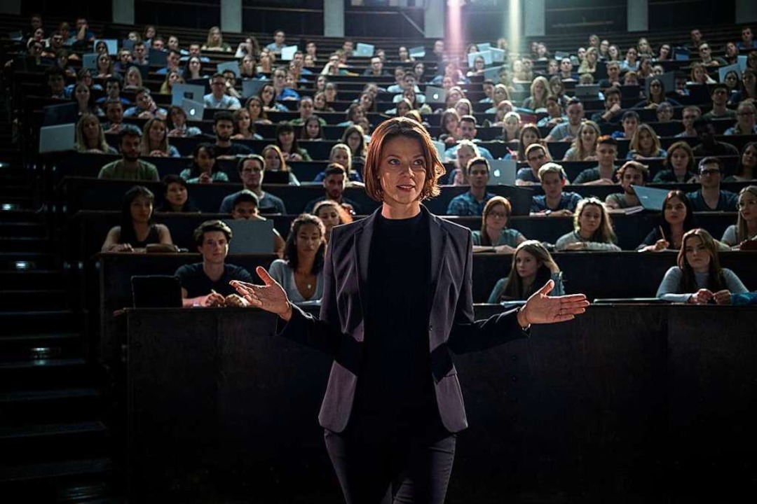 Szene aus der Netflix-Serie &#8222;Bio...iburger Audimax zu ihren Studierenden.  | Foto: Marco Nagel (dpa)