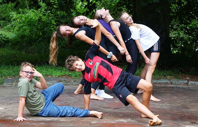 Viel Spa an der Bewegung haben die Ju...reundschaft und Spielplatz erarbeiten.  | Foto: Roswitha Frey