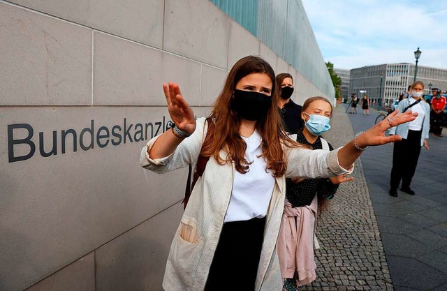 Luisa Neubauer und Greta Thunberg auf dem Weg ins Kanzleramt  | Foto: ODD ANDERSEN (AFP)